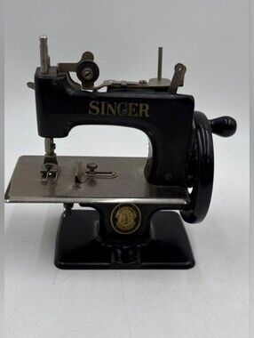 Antique Singer Sewhandy Model 20 Toy Sewing Machine Brass Emblem Cast Iron 7"x7"